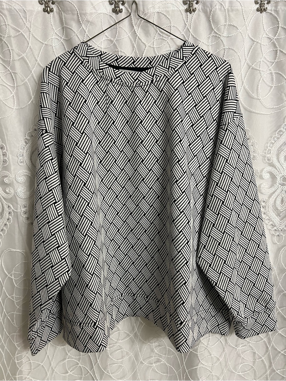 Black & White Geometric Pattern Women’s Top w/Matching Shorts